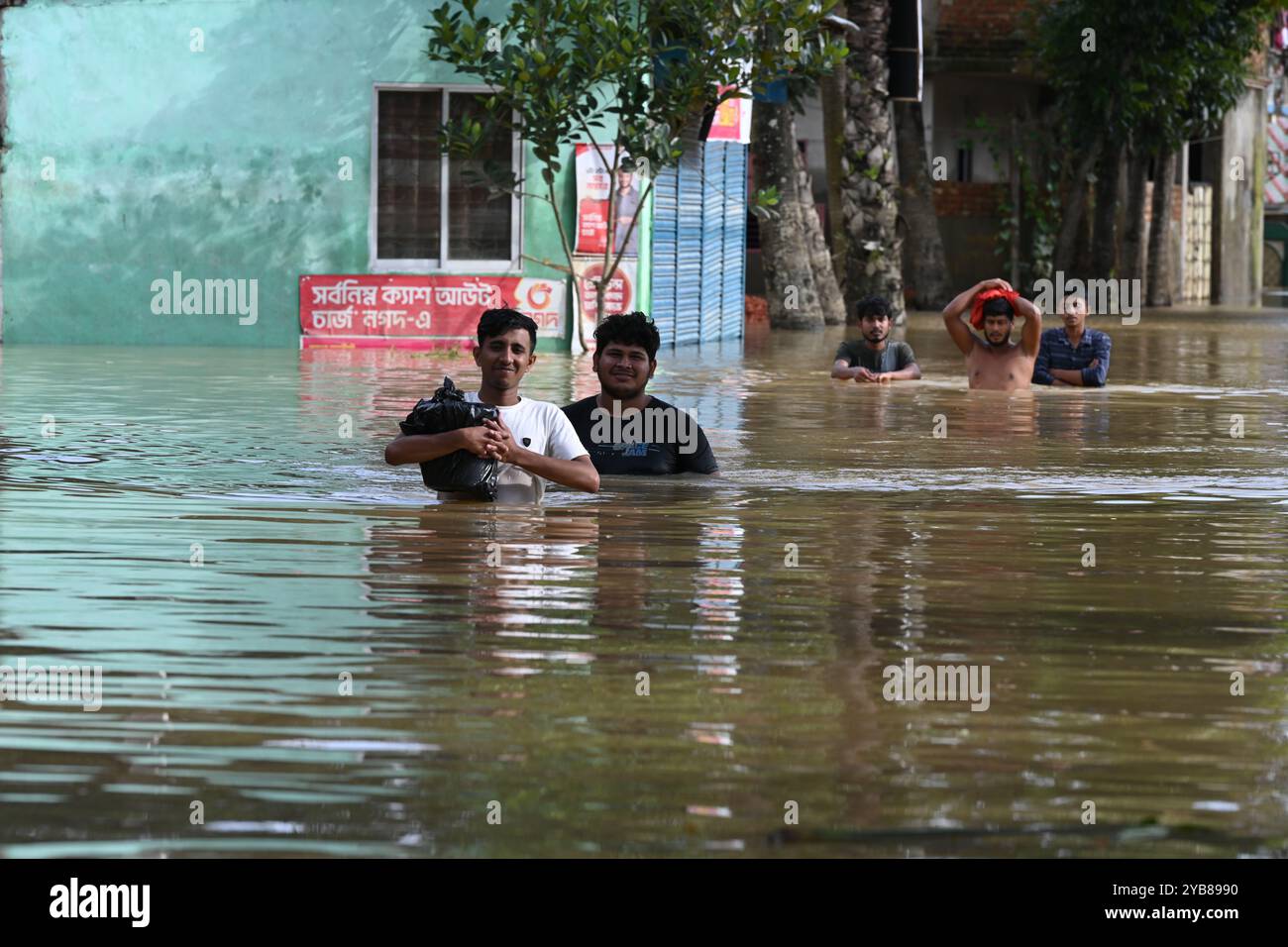 Le popolazioni colpite dalle inondazioni stanno ricevendo sollievo nel distretto di Feni, Bangladesh, il 26 agosto 2024. Foto Stock