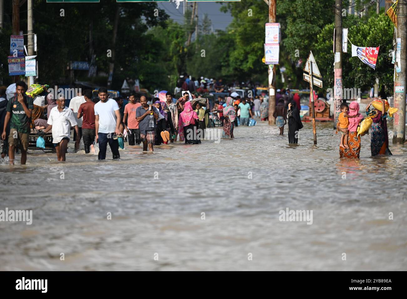 Le popolazioni colpite dalle inondazioni stanno ricevendo sollievo nel distretto di Feni, Bangladesh, il 26 agosto 2024. Foto Stock