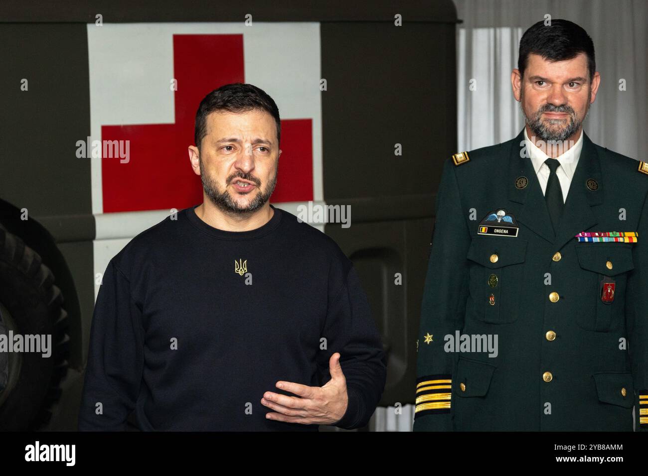 Bruxelles, Belgio. 17 ottobre 2024. Ucraina presidente Volodymyr Zelensky nella foto durante una visita all'ospedale militare Neder-over-Heembeek, giovedì 17 ottobre 2024, a Bruxelles. Il Belgio ha accolto tre soldati ucraini da settembre nell'ospedale militare, specializzato per i pazienti ustionati. Dall'inizio del conflitto, si tratta di un totale di otto soldati ucrainina che sono stati curati. BELGA PHOTO WARD VANDAEL credito: Belga News Agency/Alamy Live News Foto Stock