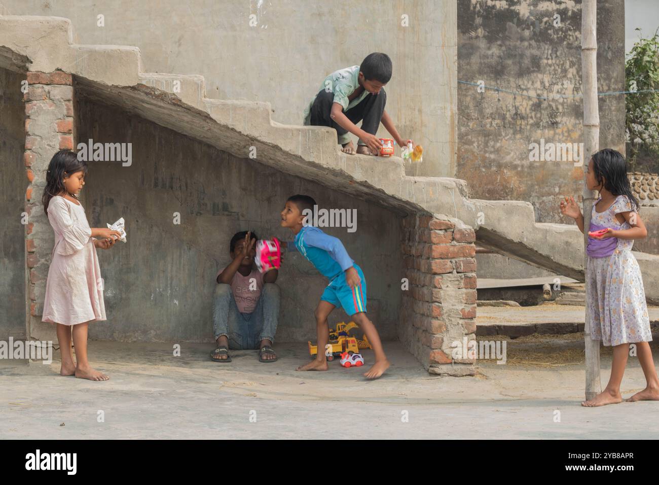 Bangladesh - 26 gennaio 2023, piccola riseria brahmanbaria dove i bambini giocano sulla risaia di Banglasdesh. Foto Stock