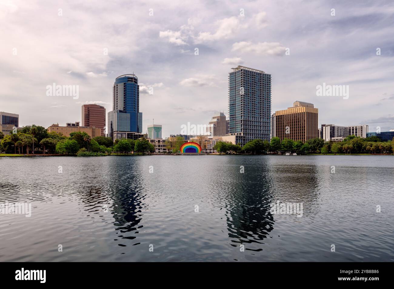 Skyline della città di Orlando in estate a Lake Eola, Orlando, Florida, Stati Uniti Foto Stock