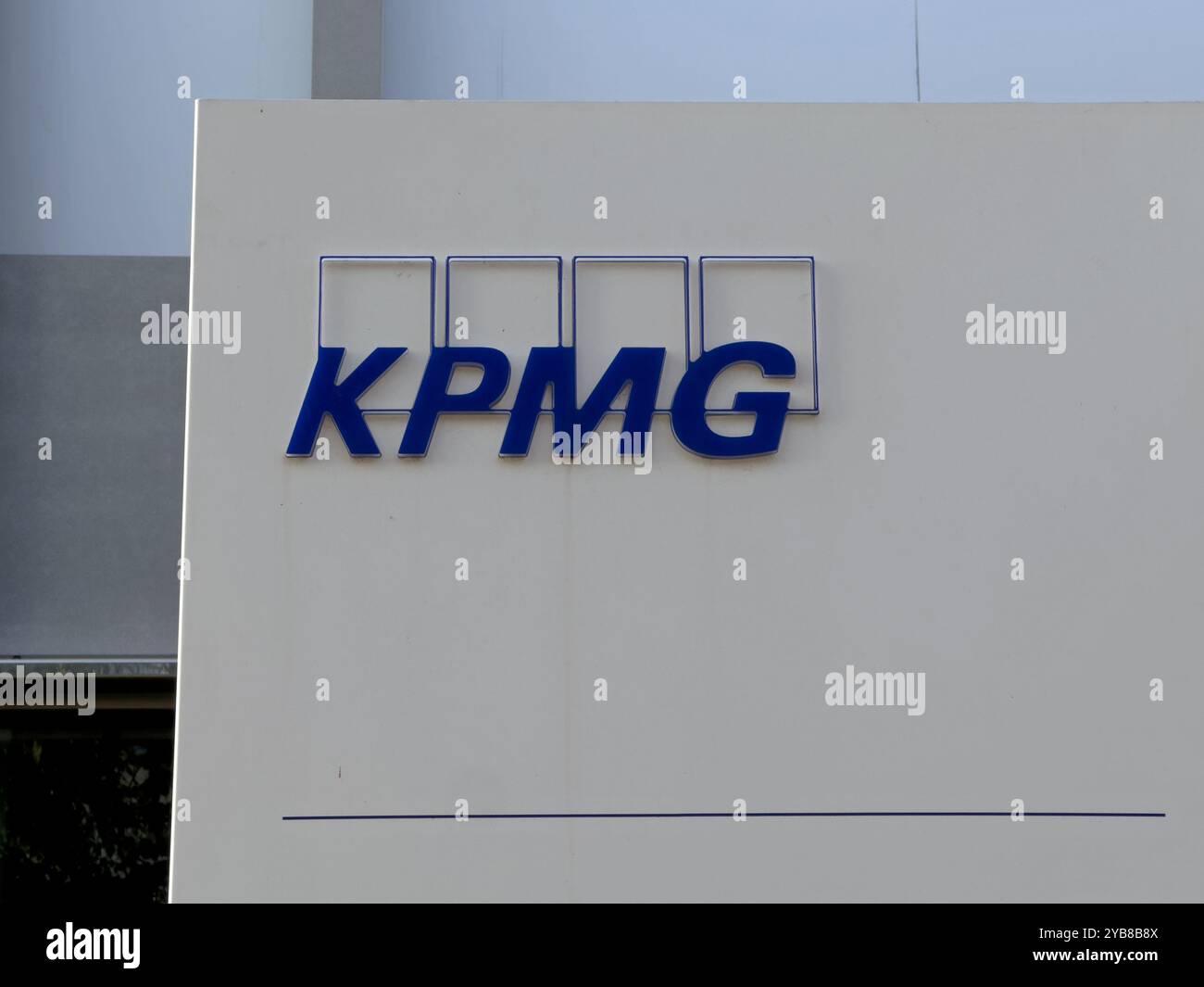 Zurigo, Svizzera - 27 giugno 2023: Il logo di un'azienda di servizi professionali KPMG viene mostrato fuori da un ufficio in Europa. - Immagine stock catturata con smartphone