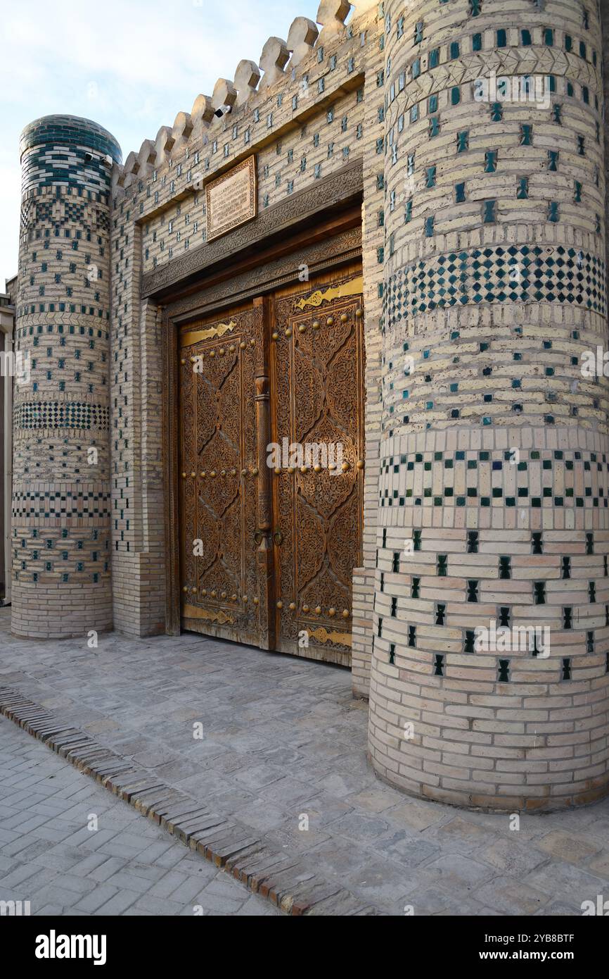 Ingresso principale e mura difensive del complesso Besh Khovli. XIX secolo. Khiva. Uzbekistan Foto Stock