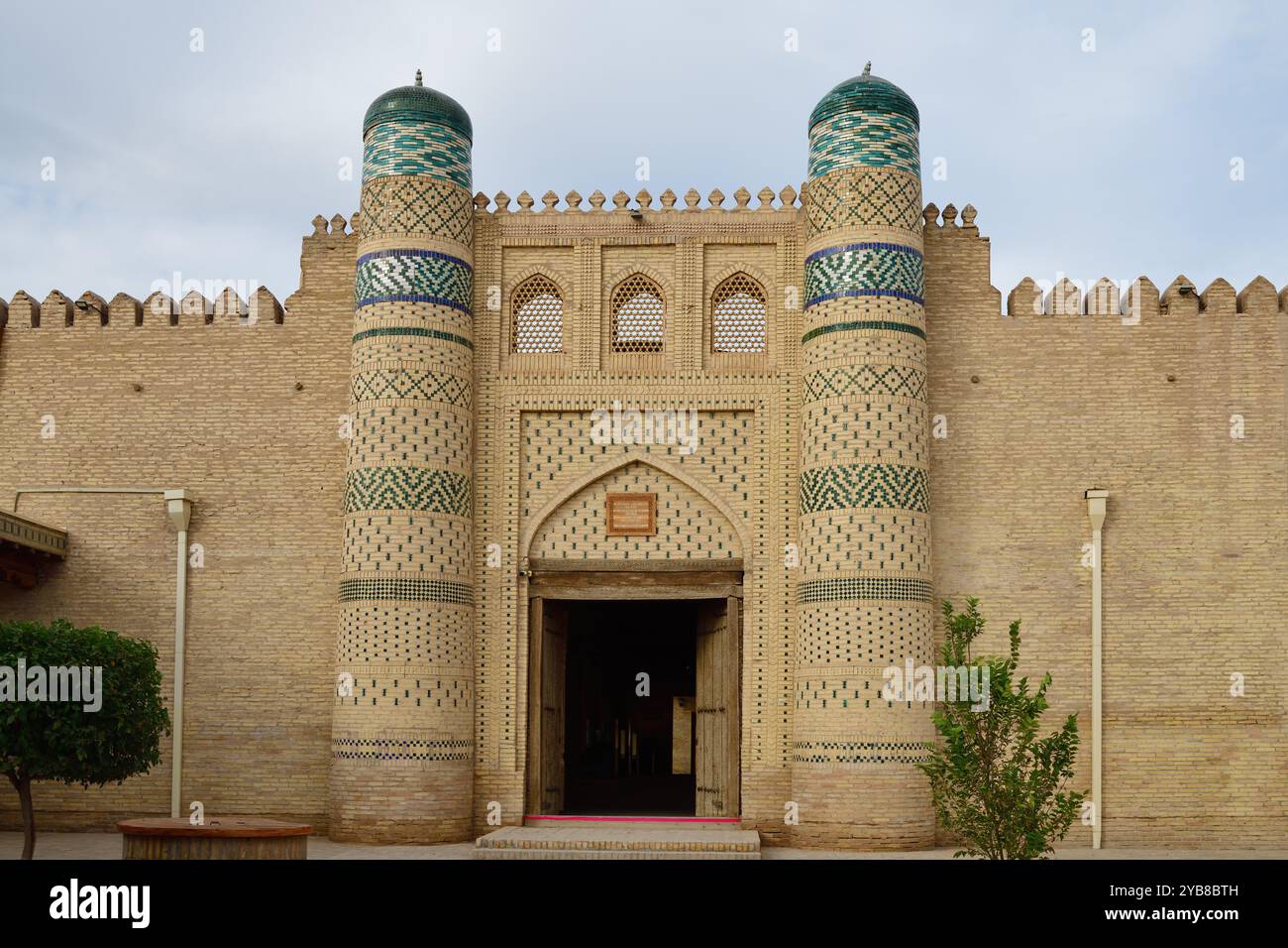 Ingresso principale e pareti di recinzione del complesso Besh Khovli. XIX secolo. Khiva. Uzbekistan Foto Stock