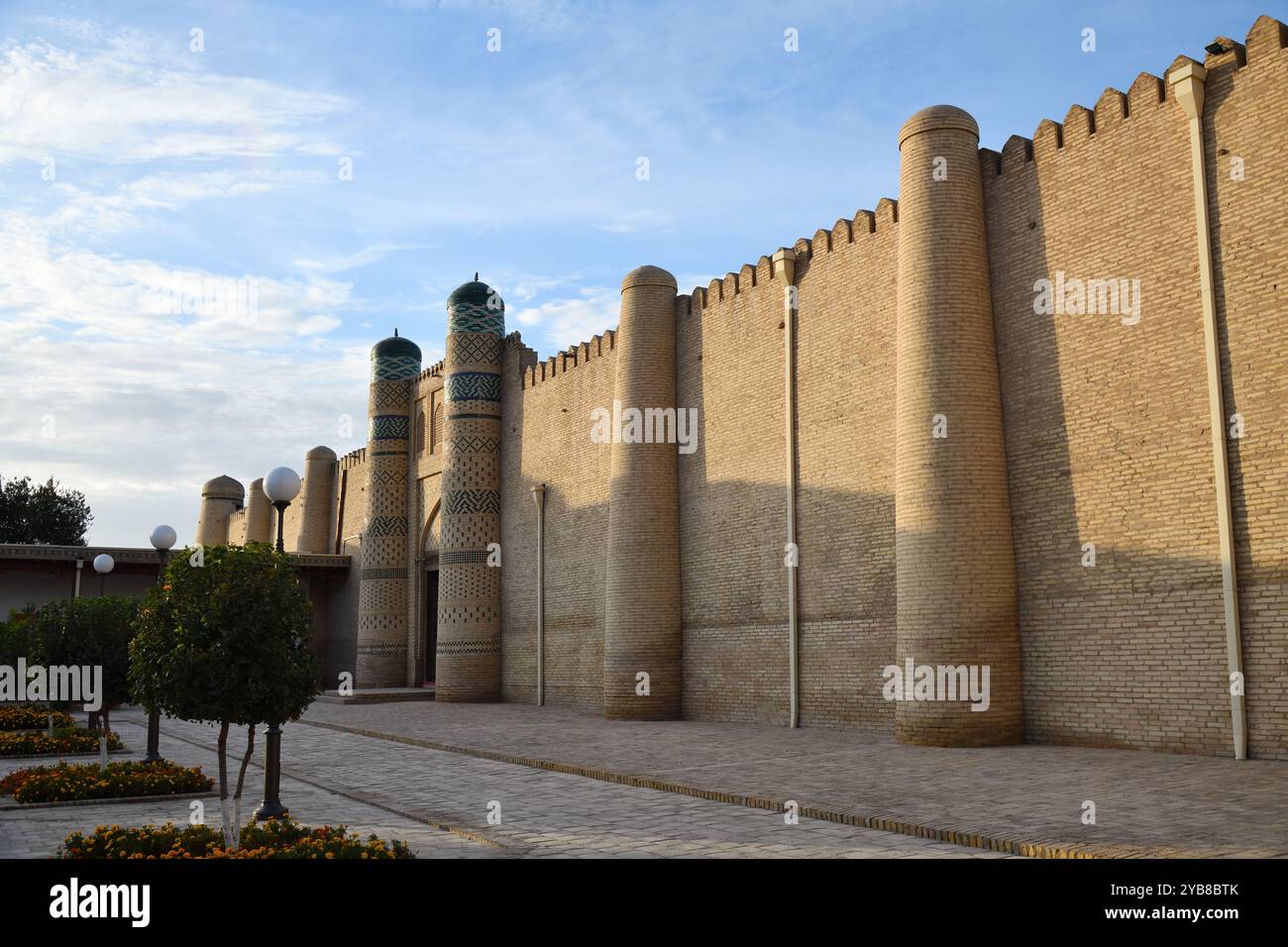 Pareti difensive del complesso Besh Khovli mostrate al tramonto. XIX secolo. Khiva. Uzbekistan Foto Stock