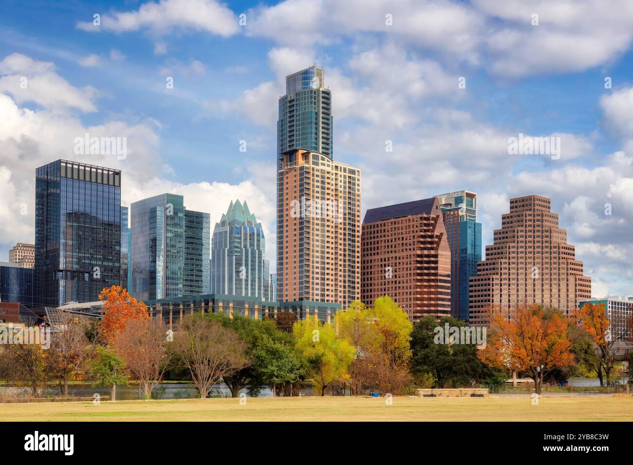 Skyline di Austin con splendidi alberi autunnali ad Austin, Texas, Stati Uniti. Foto Stock