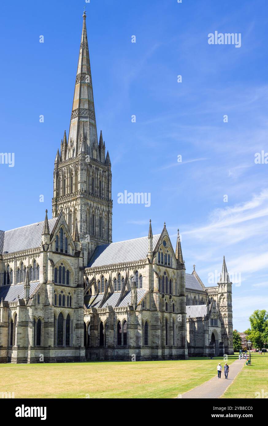 Cattedrale di Salisbury nella Cattedrale vicino Salisbury Wiltshire Inghilterra Regno Unito GB Europa vista laterale Foto Stock