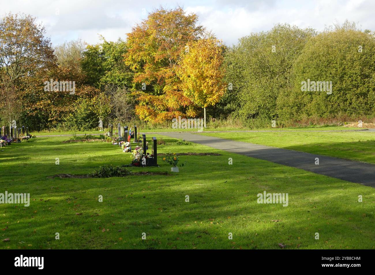 Colori autunnali nel cimitero di Thornsett, Derbyshire, Regno Unito Foto Stock