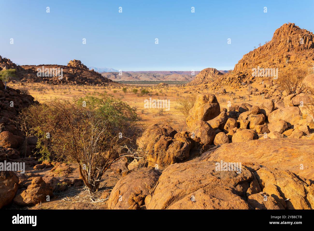 Vista panoramica di montagne rocciose con massi, paesaggio di Damaraland, Namibia, Africa Foto Stock