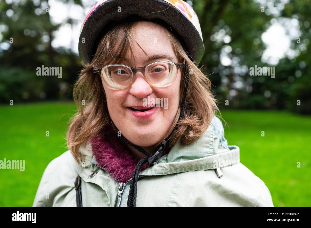 Ritratto all'aperto di una donna felice di 42 anni con la sindrome di Down, Tienen, Brabante fiammingo, Belgio. Modello rilasciato Foto Stock