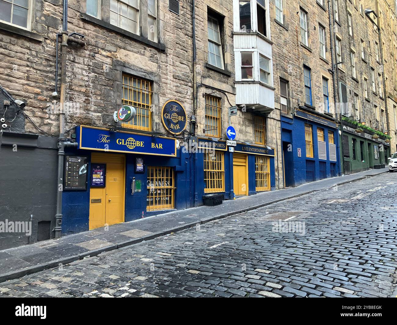 Il Globe Sports Bar in Niddry Street, appena fuori dal Royal Mile. Edimburgo, Scozia, Regno Unito. 16 marzo 2024. - Immagine stock catturata con smartphone