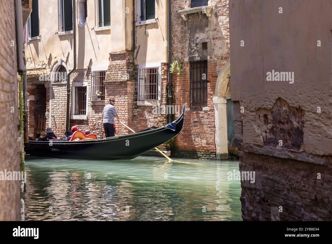 Venezianische Gondel unterwegs auf den Kanälen von Venedig. // 25.05.2024: Venedig, Venezien, Italien, Europa *** Gondola veneziana sui canali di Venezia 25 05 2024 Venezia, Veneto, Italia, Europa Foto Stock