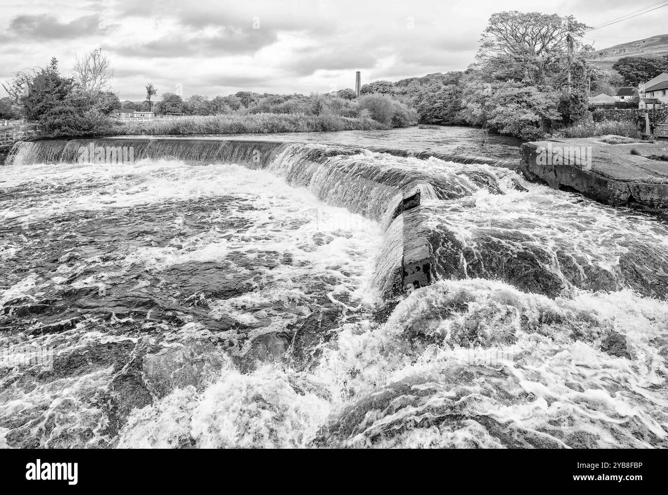 Settle Weir & Fish Pass, adiacente alla Settle Hydro nel North Yorkshire. La vite Archimede stava girando bene con questa portata (17 ottobre 2024). Foto Stock