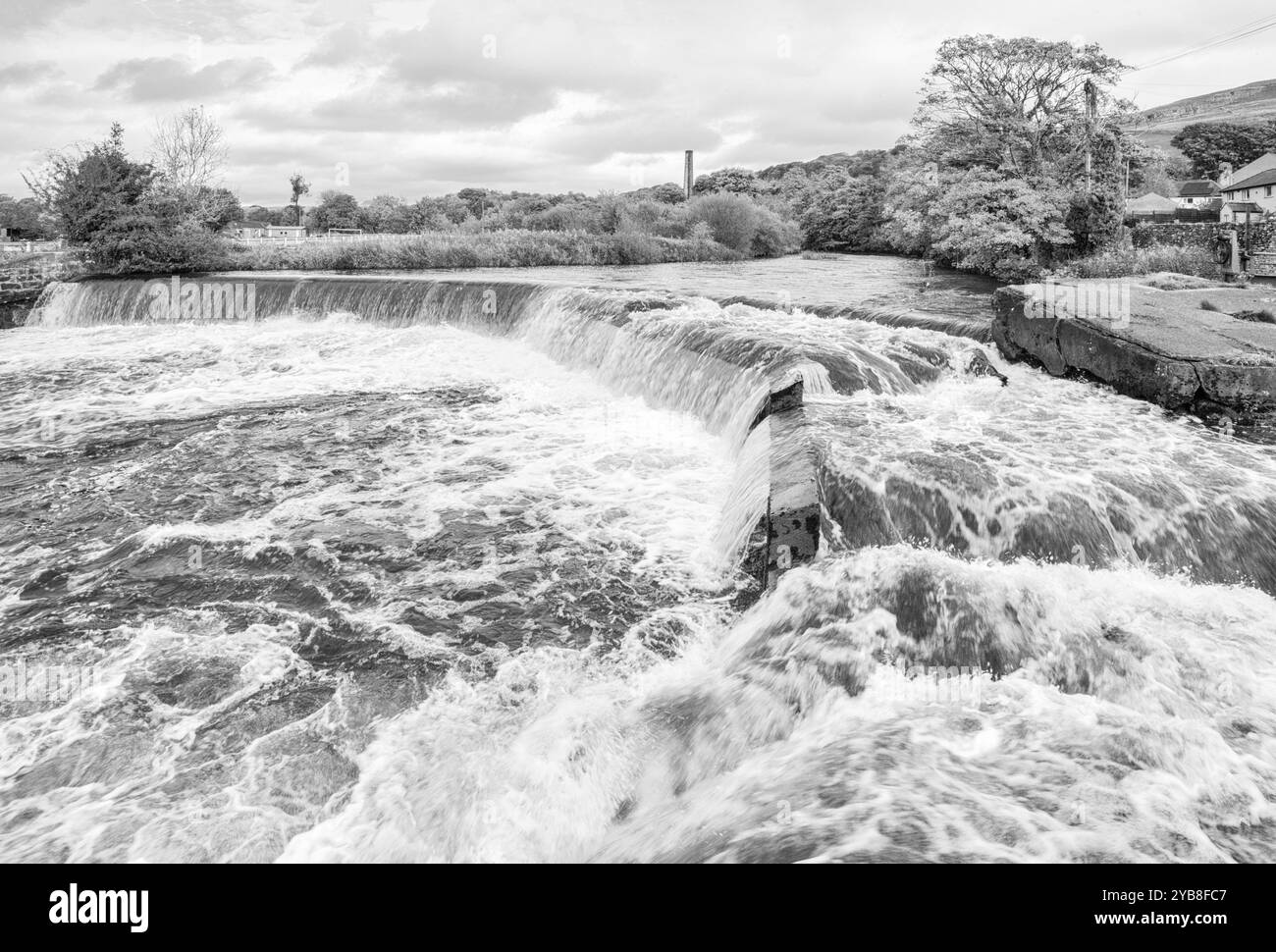 Settle Weir & Fish Pass, adiacente alla Settle Hydro nel North Yorkshire. La vite Archimede stava girando bene con questa portata (17 ottobre 2024). Foto Stock