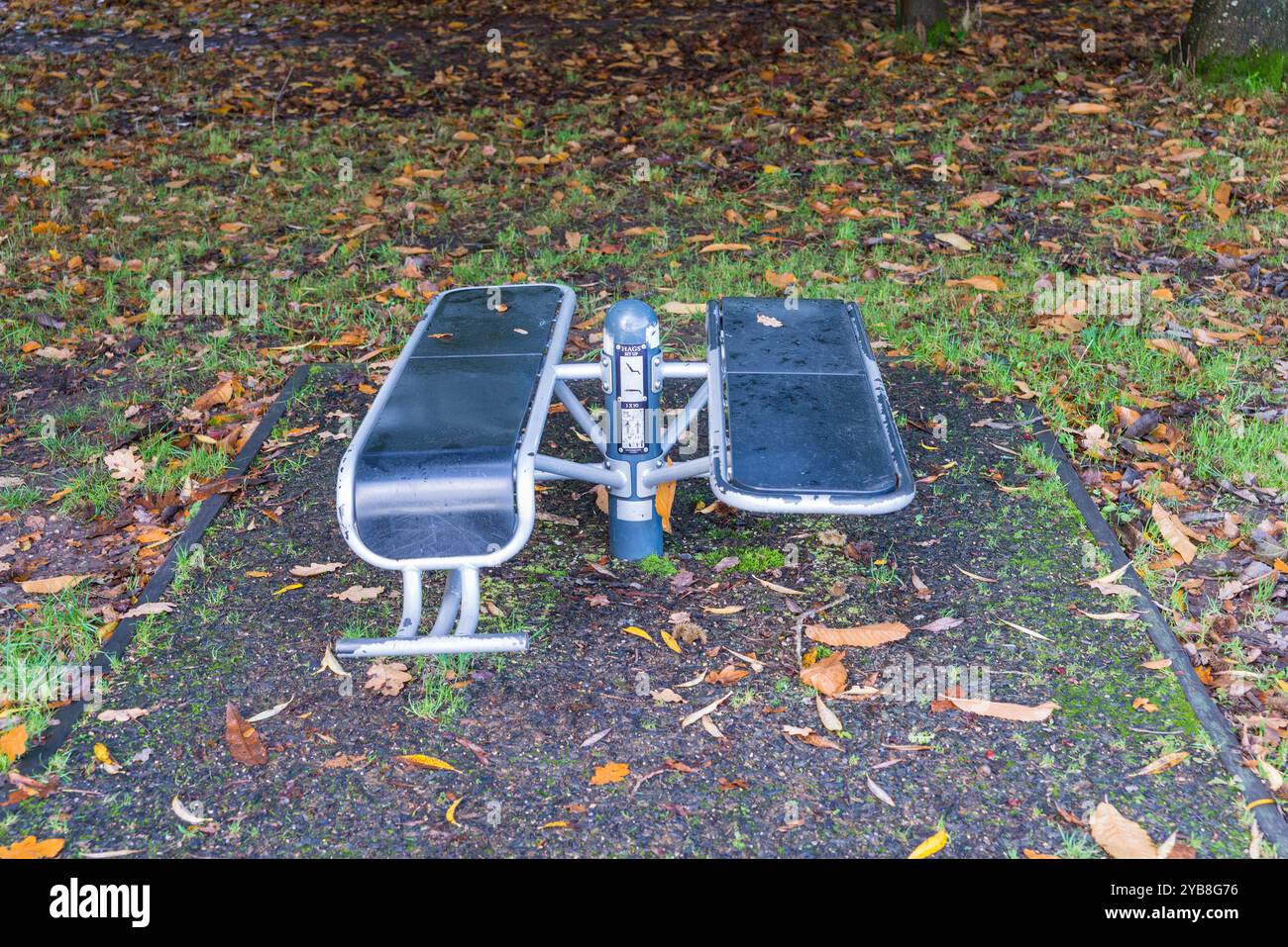 Attrezzature per esercizi pubblici intorno al lago artificiale Edgbaston a Birmingham, in autunno, che viene utilizzato per alimentare l'acqua alla rete dei canali Foto Stock