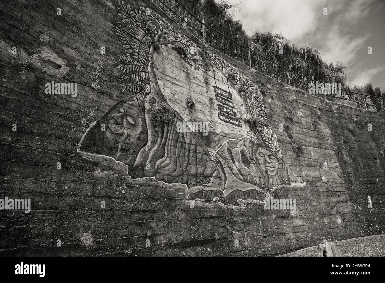 Bianco e nero di un murale raffigurante la natura e la cultura locale su un muro di cemento curvo a Seixal. Foto Stock