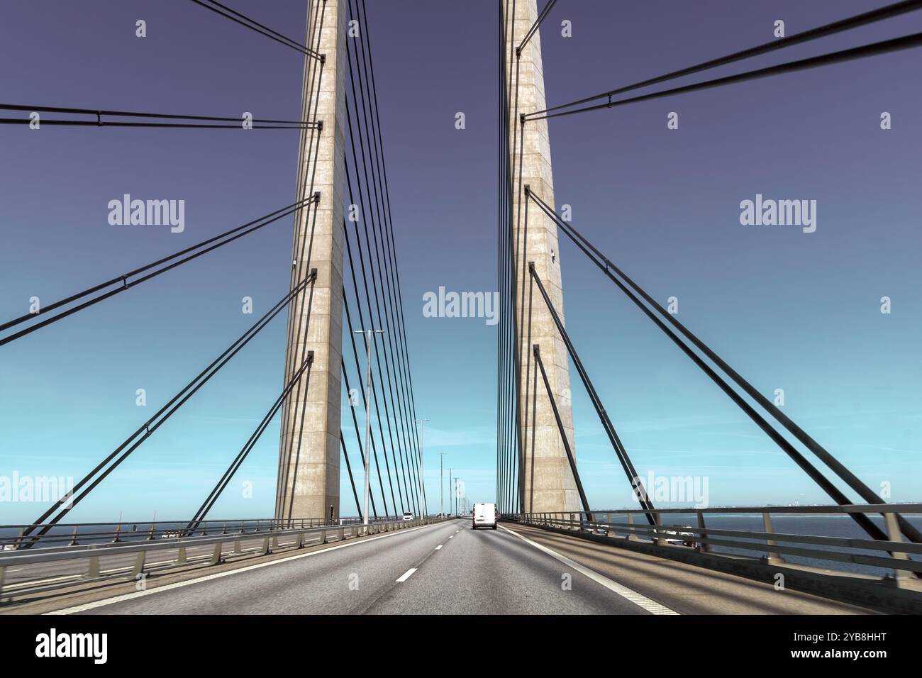 Vista del ponte stradale ad alta velocità da un'auto in rapido movimento. Strada e ferrovia che collega Danimarca e Svezia. Foto Stock