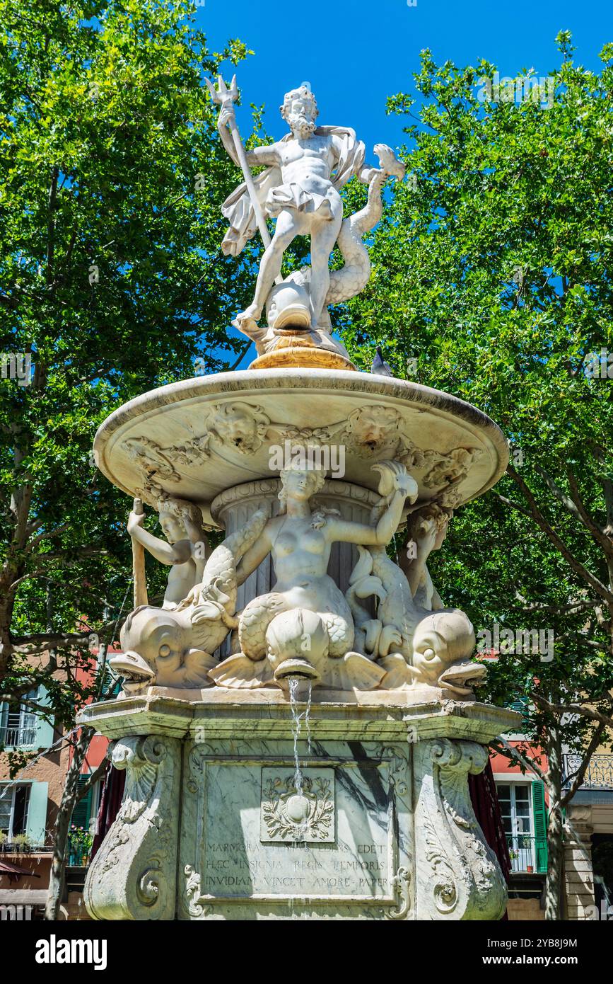 Fontana di Nettuno in piazza Carnot, Carcassonne, Occitania, Francia Foto Stock