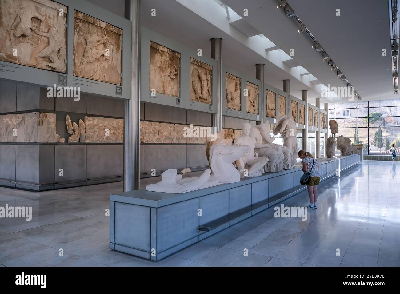 Vista del Museo dell'Acropoli, un museo archeologico situato nel centro storico di Atene dedicato a mostrare le scoperte dell'Acropoli Foto Stock