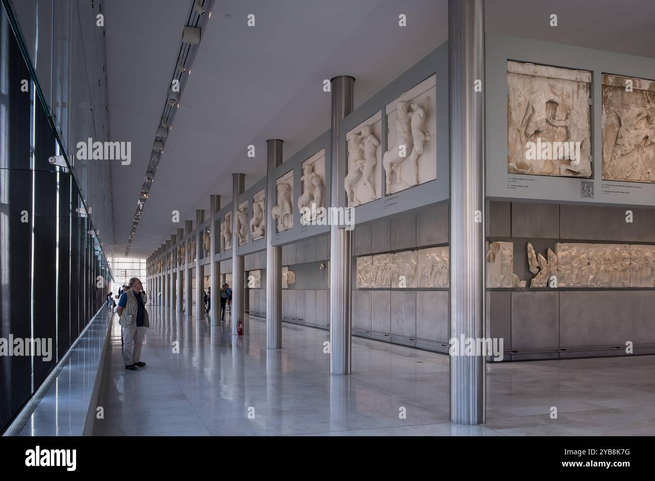 Vista del Museo dell'Acropoli, un museo archeologico situato nel centro storico di Atene dedicato a mostrare le scoperte dell'Acropoli Foto Stock