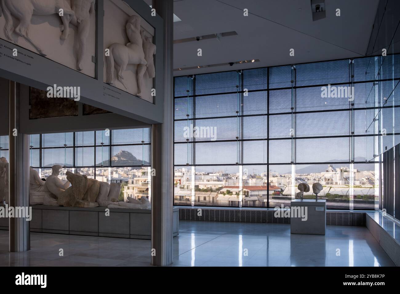 Vista del Museo dell'Acropoli, un museo archeologico situato nel centro storico di Atene dedicato a mostrare le scoperte dell'Acropoli Foto Stock