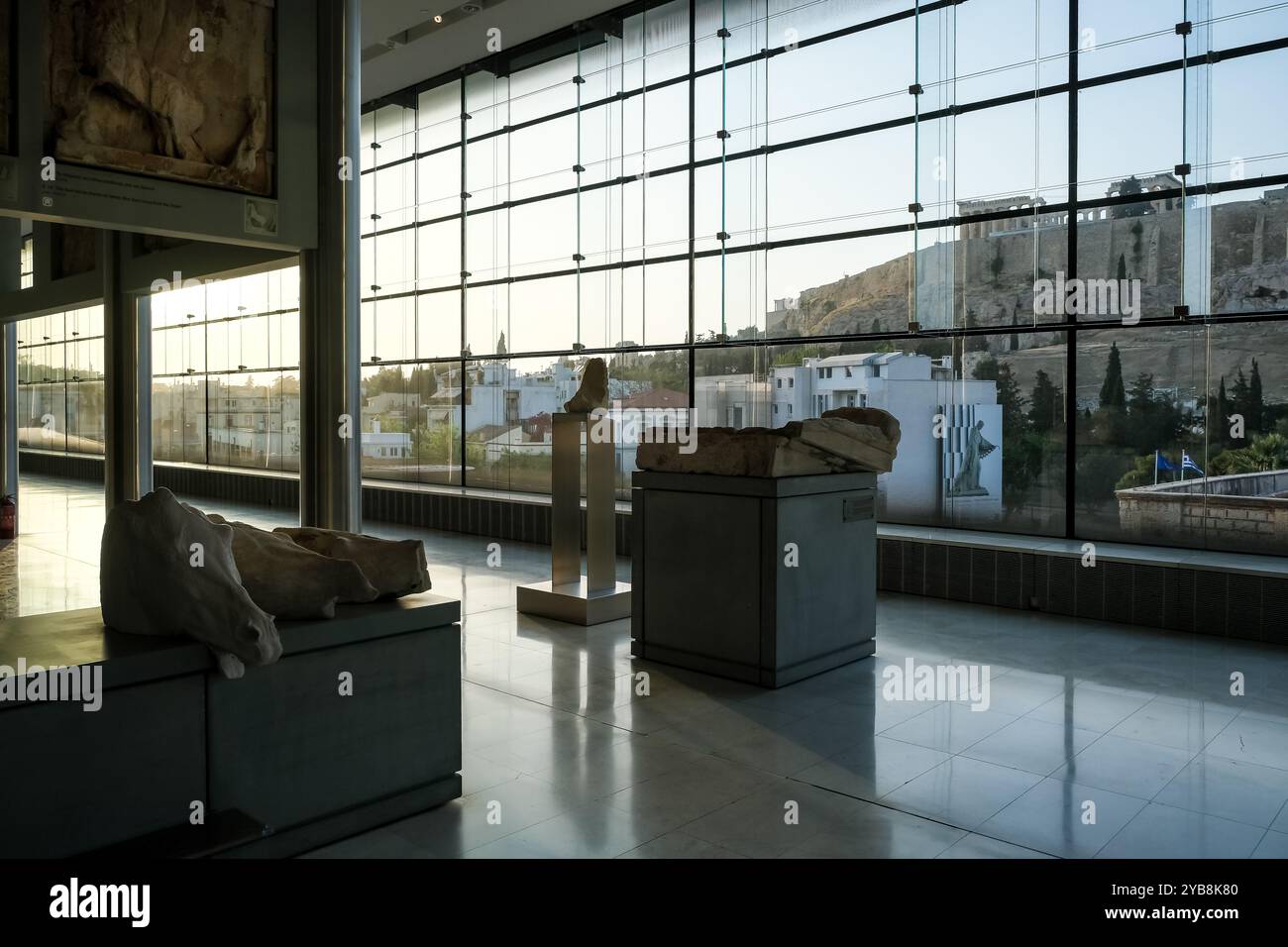 Vista del Museo dell'Acropoli, un museo archeologico situato nel centro storico di Atene dedicato a mostrare le scoperte dell'Acropoli Foto Stock