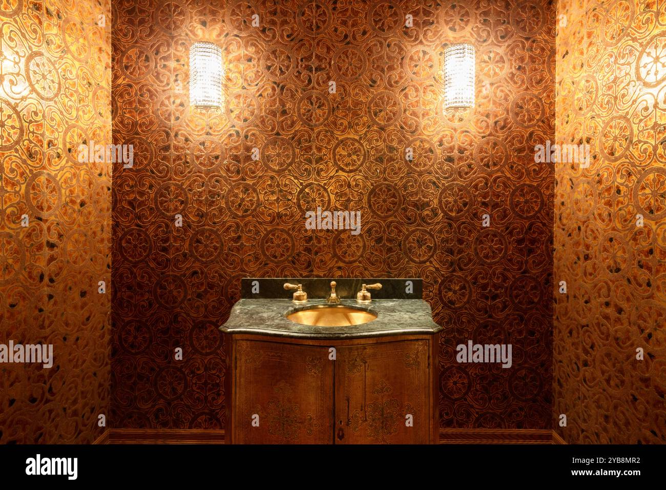 Un semplice lavandino e lavandino in un bagno con carta da parati color rame. Questa casa è stata demolita da allora. Foto Stock Un semplice lavandino e lavandino in un bagno con carta da parati color rame. Questa casa è stata demolita da allora. Foto Stock