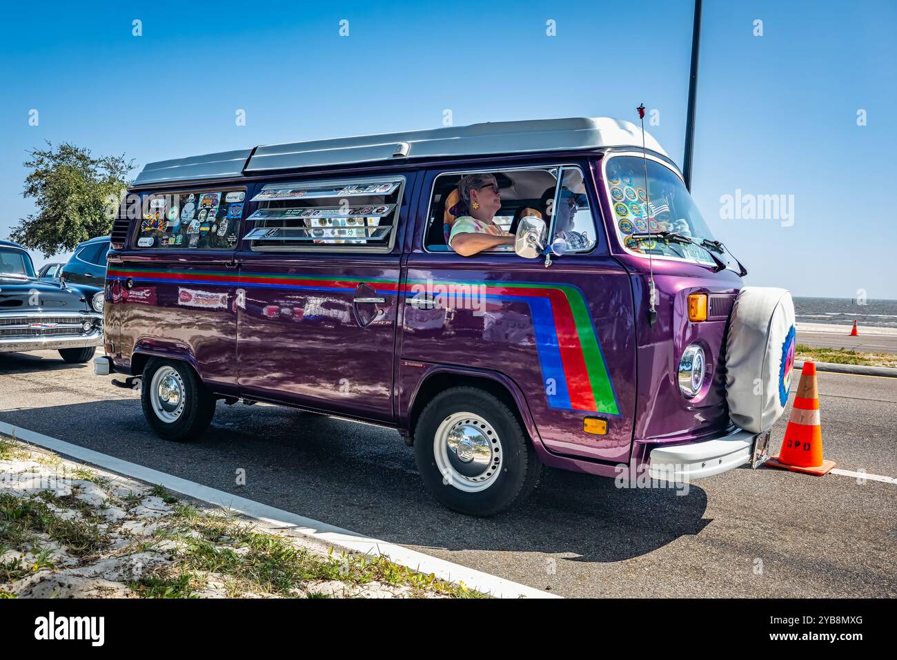Gulfport, MS - 3 ottobre 2023: Vista ad angolo frontale ad alta prospettiva di un furgone Westfalia Volkswagen Type 2 del 1978 in occasione di un salone di auto locale. Foto Stock