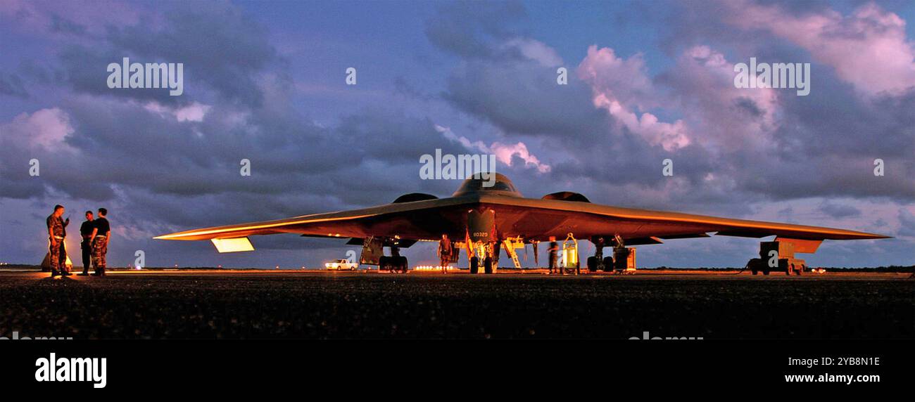 AMERICAN NORTHROP B-2 SPIRIT STEALTH BOMBER. Un equipaggio di manutenzione al servizio di un B-2 presso la Andersen Air Force base a Guam nel 2004. Foto: USAF Foto Stock
