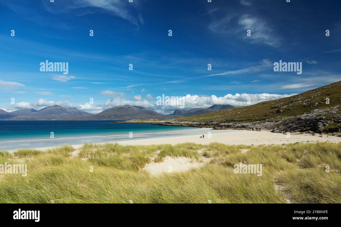 Luskentyre Beach con le montagne dell'Isola di Lewis sullo sfondo, Isola di Harris, Ebridi esterne, Scozia, Regno Unito, Europa Foto Stock