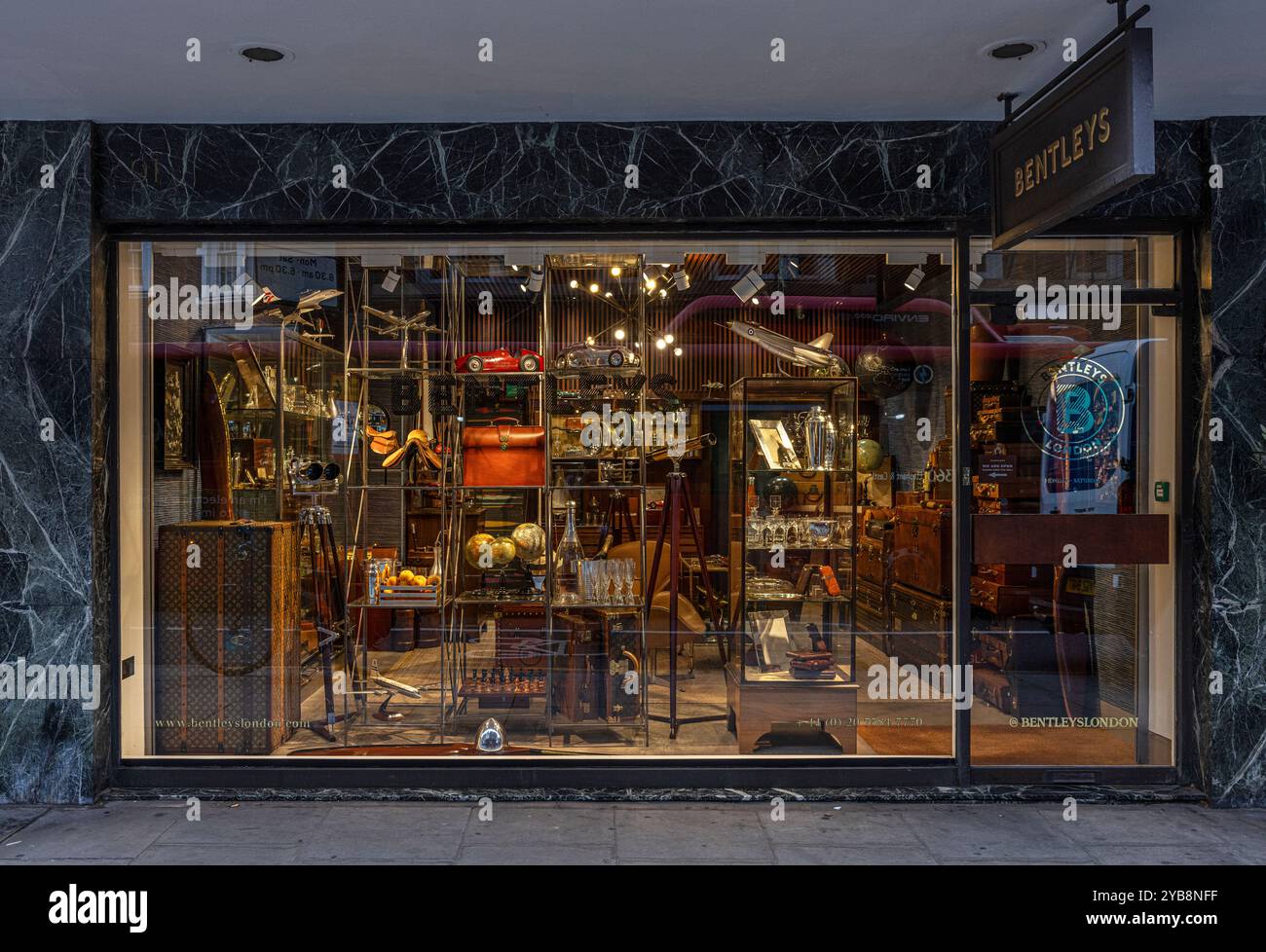 Esterno dei prodotti in pelle vintage Bentleys London a Chelsea Foto Stock