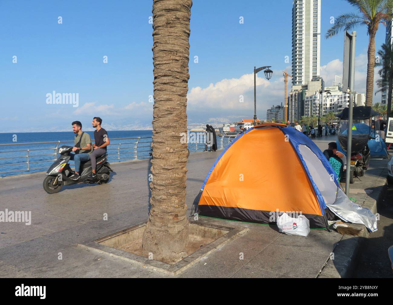 Beirut, Libano. 17 ottobre 2024. Famiglie sfollate siriane e libanesi vivono e dormono sulla Corniche, il lungomare di Beirut, Libano, 17 ottobre 2024. Secondo un recente mandato dell'UNICEF, attualmente in Libano "circa 1,2 milioni di persone, uomini, donne e bambini sono stati sfollati a causa della guerra”. (Foto di Elisa Gestri/Sipa USA) credito: SIPA USA/Alamy Live News Foto Stock