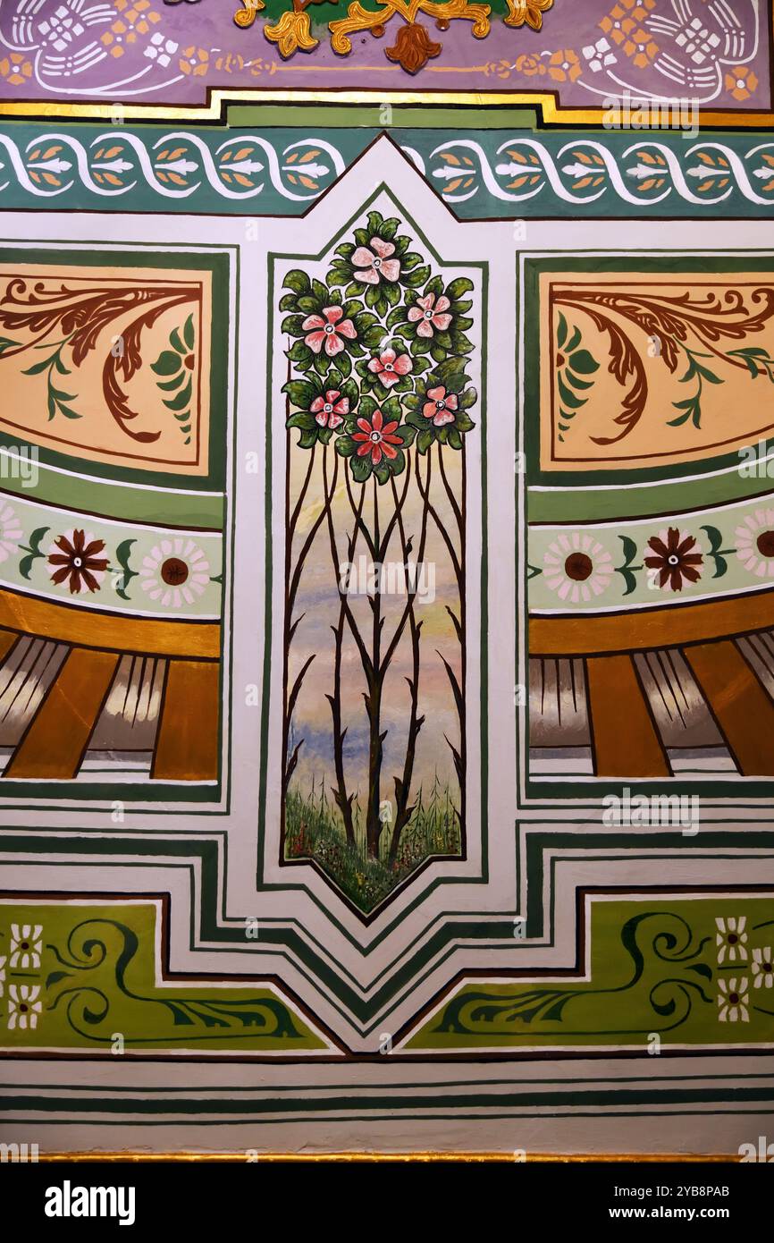 Khiva, Uzbekistan - 15 settembre 2024: Interni del complesso Besh Khovli. Pittura decorativa sulle pareti Foto Stock