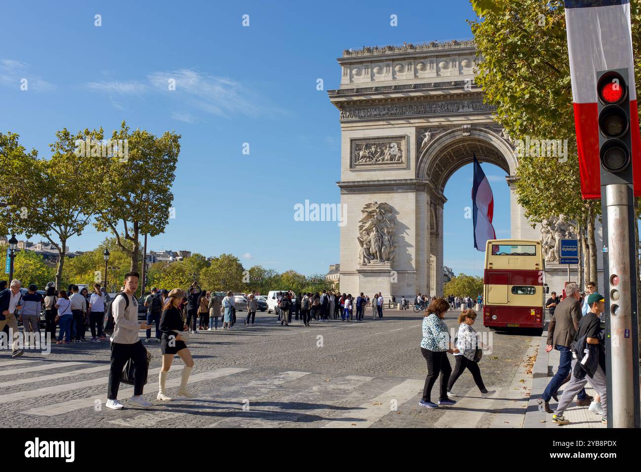 Parigi, Francia 10.16.2024. Turisti che si trovano nel mezzo dell'avenue des champs elysées per scattare foto dell'Arco di Trionfo Foto Stock