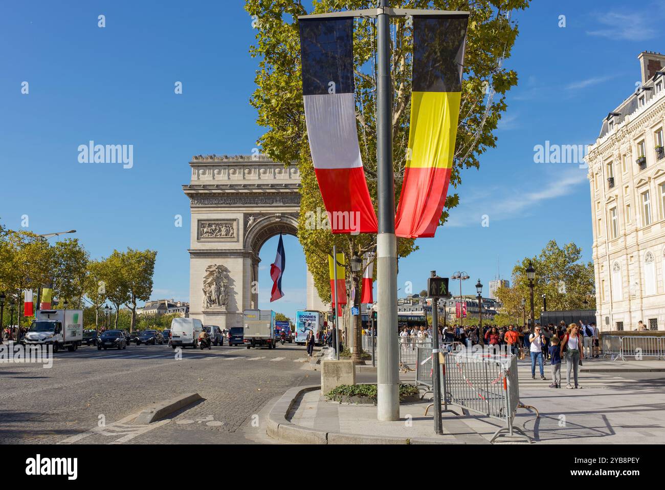 Bandiere belghe e francesi appese sull'avenue des Champs-Élysées per la visita reale del re Filippo e della regina Matilde del Belgio Foto Stock