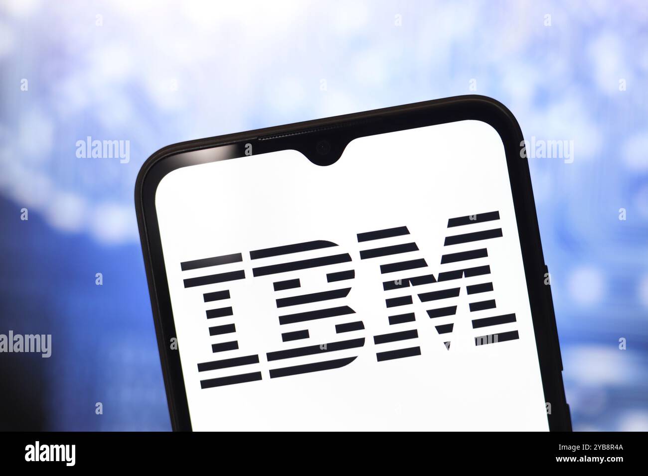 17 ottobre 2024, Portogallo. In questa immagine, il logo International Business Machines Corporation (IBM) viene visualizzato sullo schermo di uno smartphone Foto Stock
