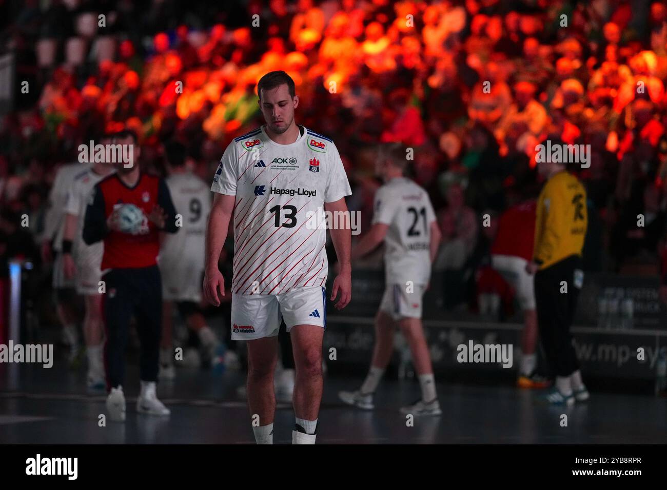 Wetzlar, Germania. 17 ottobre 2024. Wetzlar, Germania, 17 ottobre 2024: Niklas Weller ( 13 Amburgo ) durante la partita Liqui Moly Handball-Bundesliga tra HSG Wetzlar e HSV Handball alla Buderus-Arena di Wetzlar, GERMANIA. (Julia Kneissl/SPP) credito: SPP Sport Press Photo. /Alamy Live News Foto Stock