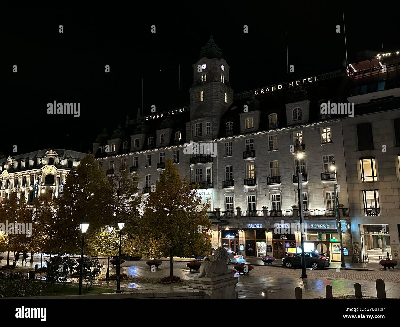 Oslo, Norvegia. 10 ottobre 2024. Il Grand Hotel nel centro della città è illuminato di notte. L'hotel ospita tradizionalmente i vincitori del Premio Nobel per la Pace quando vengono a Oslo per la cerimonia di premiazione. Crediti: Steffen Trumpf/dpa/Alamy Live News Foto Stock