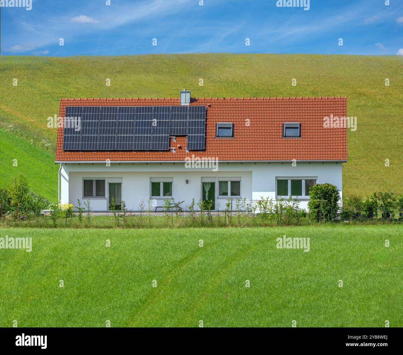 Casa generica innovativa con fotovoltaico sul tetto (edificio e dintorni modificati mediante editing di immagini) Foto Stock