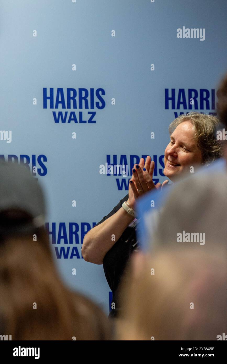 Madison, Stati Uniti. 15 ottobre 2024. Il sindaco Satya Rhodes-Conway di Madison guarda al Blue Wall Bus Tour a sostegno della campagna di Kamala Harris per la presidenza a Madison Wisconsin il 15 ottobre 2024. (Foto di Cullen Granzen/Sipa USA) credito: SIPA USA/Alamy Live News Foto Stock