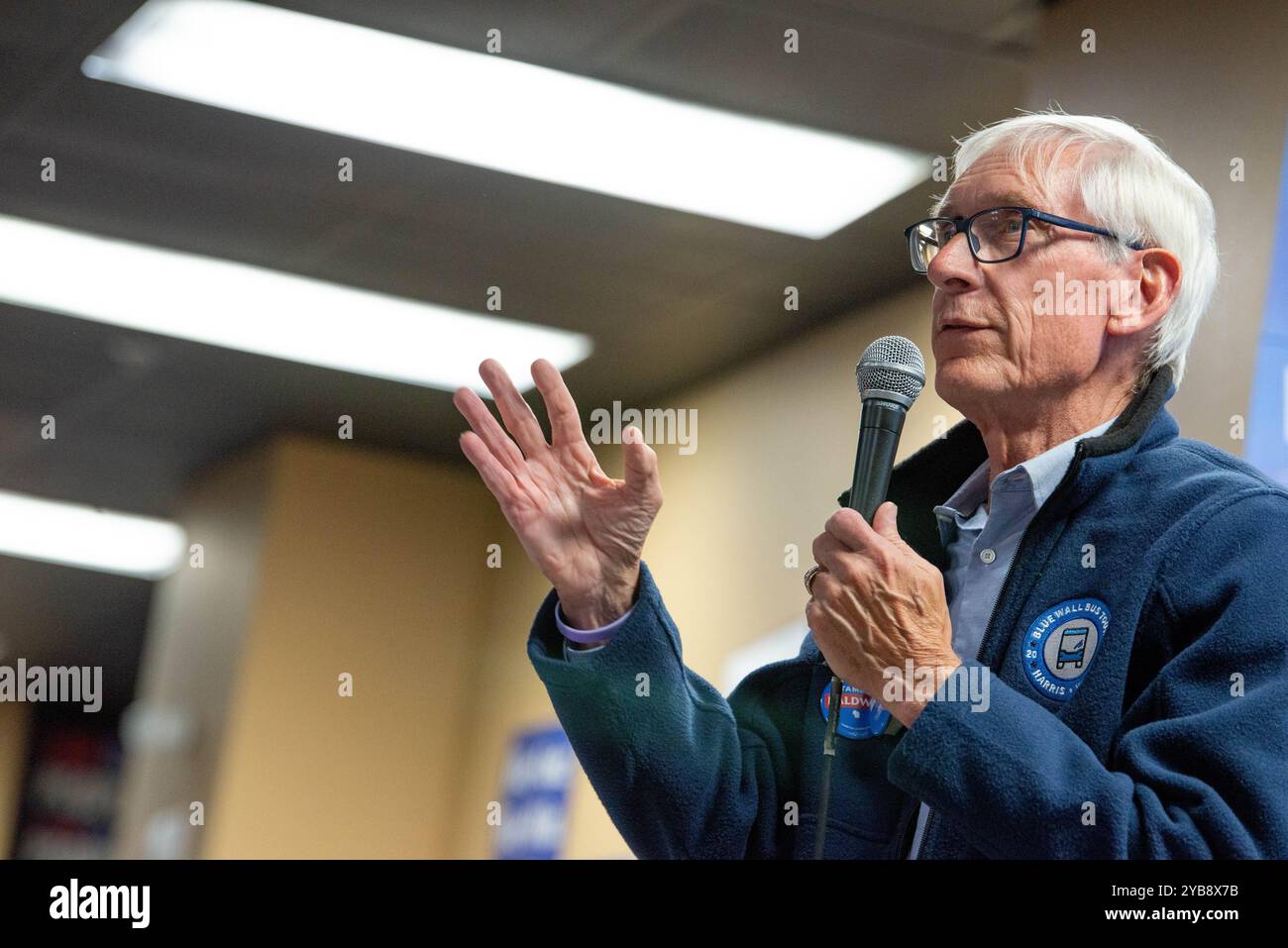 Madison, Stati Uniti. 15 ottobre 2024. Il Governatore Tony Evers (D) del Wisconsin commenta il Blue Wall Bus Tour a sostegno della campagna di Kamala Harris per la presidenza a Madison, Wisconsin, il 15 ottobre 2024. (Foto di Cullen Granzen/Sipa USA) credito: SIPA USA/Alamy Live News Foto Stock