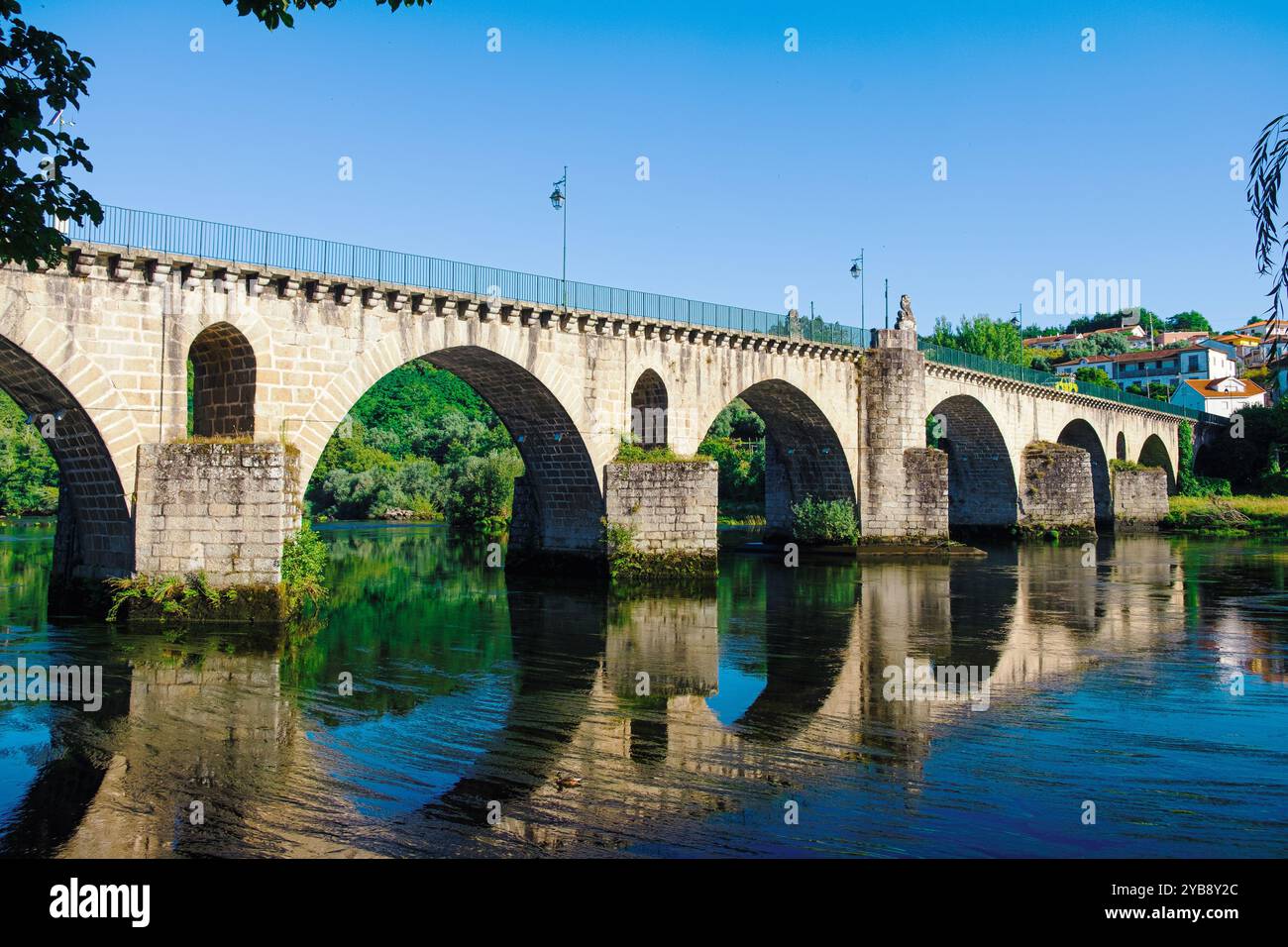 Ponte in pietra vecchio sul fiume Lima a Ponte da barca. Portogallo Foto Stock