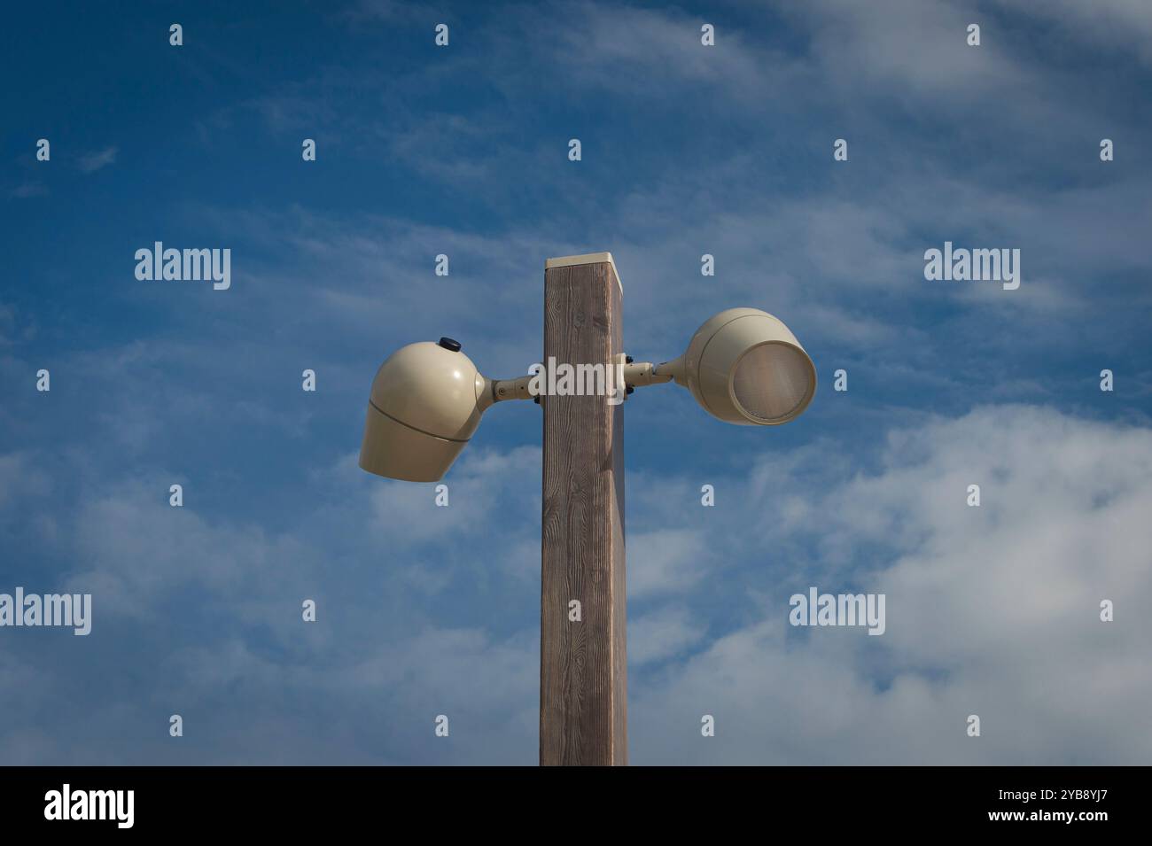 lampada da strada moderna in una giornata di sole su sfondo blu Foto Stock