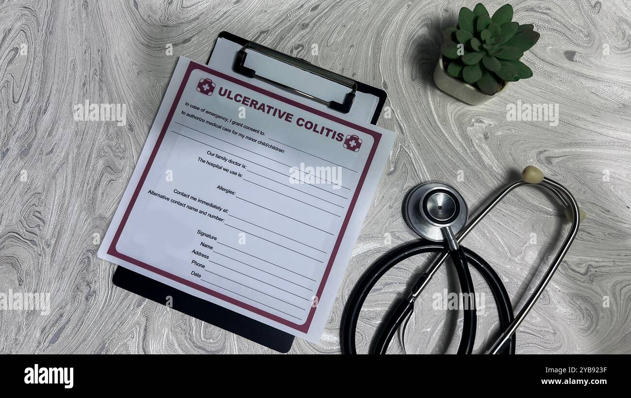 Concetto di colite ulcerosa scrivere su documento isolato su tavolo di legno. Foto Stock