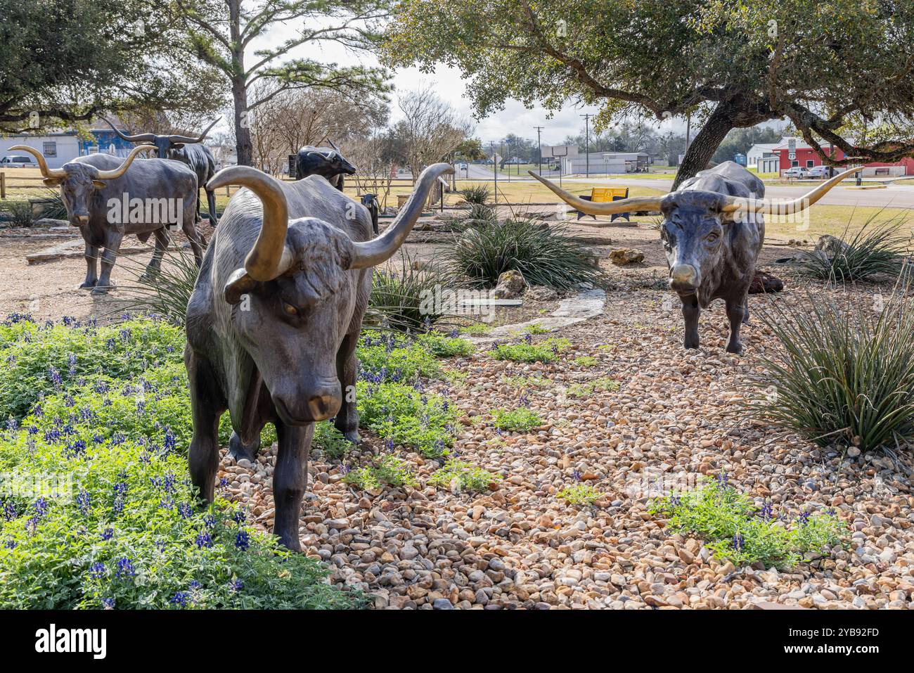 Yoakum, Texas, Stati Uniti. 17 marzo 2022. Scultura in bronzo del bestiame longhorn nel Chisholm Trail Park. Foto Stock