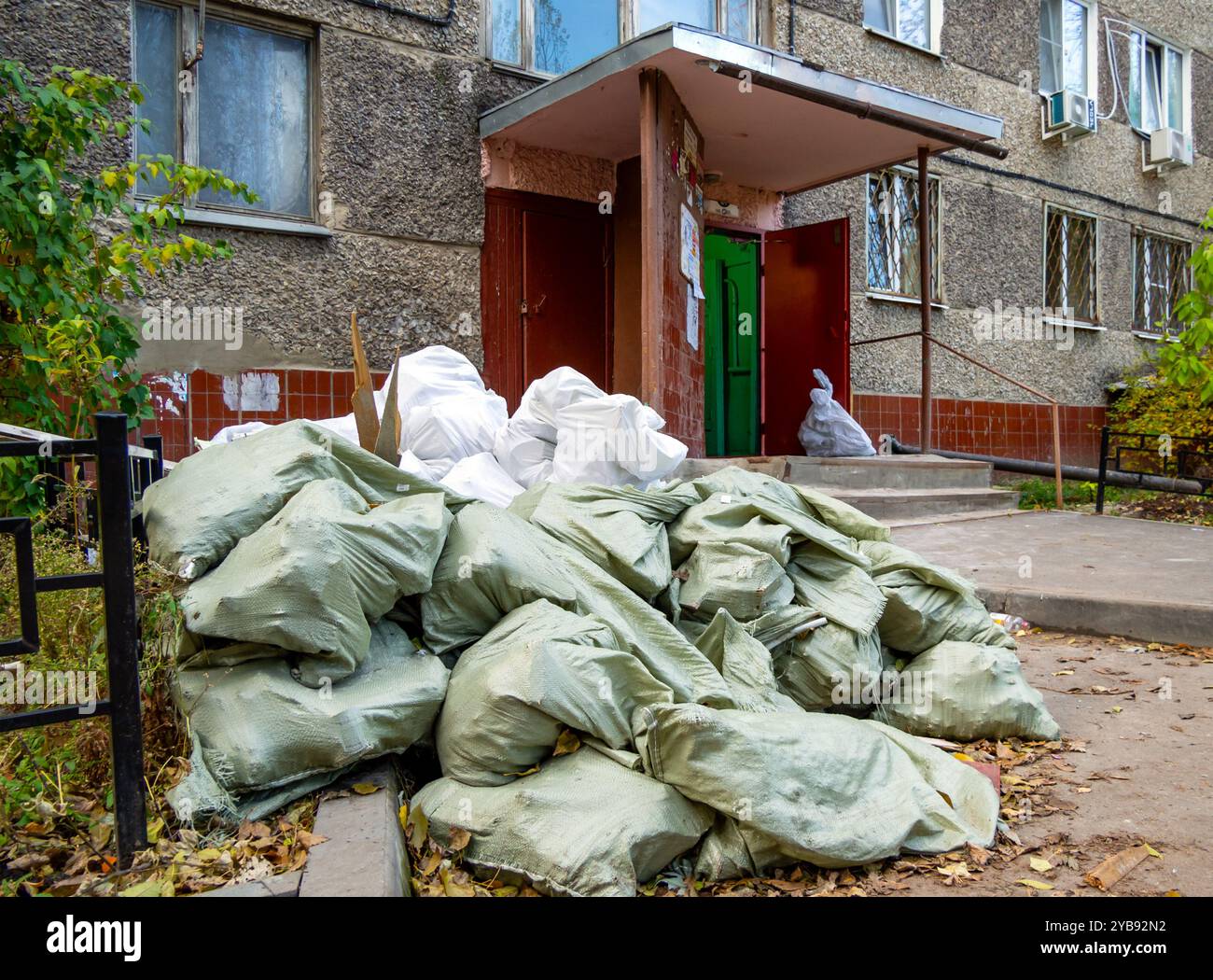 Russia, Voronezh - 01 novembre 2023: Discarica di rifiuti edili all'ingresso dell'edificio Khrushchev Foto Stock