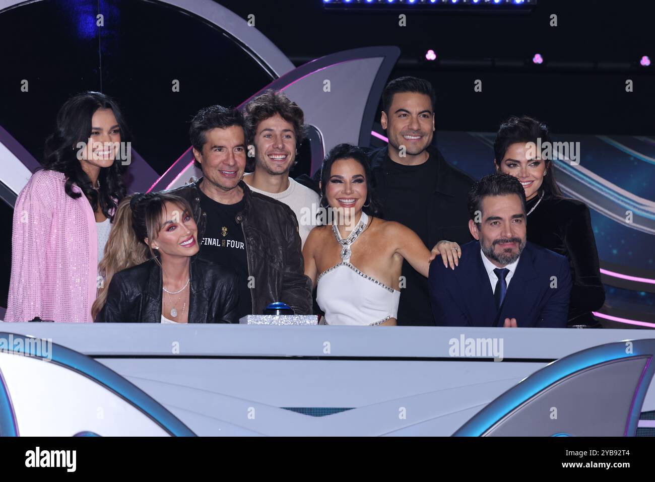 Città del Messico, Messico. 16 ottobre 2024. (L-R) Kiara liz, Anahí Puente, Miguel Angel Fox, Juanpa Zurita, Martha Higareda, Carlos Rivera, Omar Chaparro e Marisol González in posa per le foto durante una conferenza stampa per promuovere il lancio di ¿Quien es la Mascara? Stagione 6 al Televisa San Angel. Il 16 ottobre 2024 a città del Messico, Messico. (Foto di Yamak Perea/ credito: Eyepix Group/Alamy Live News Foto Stock