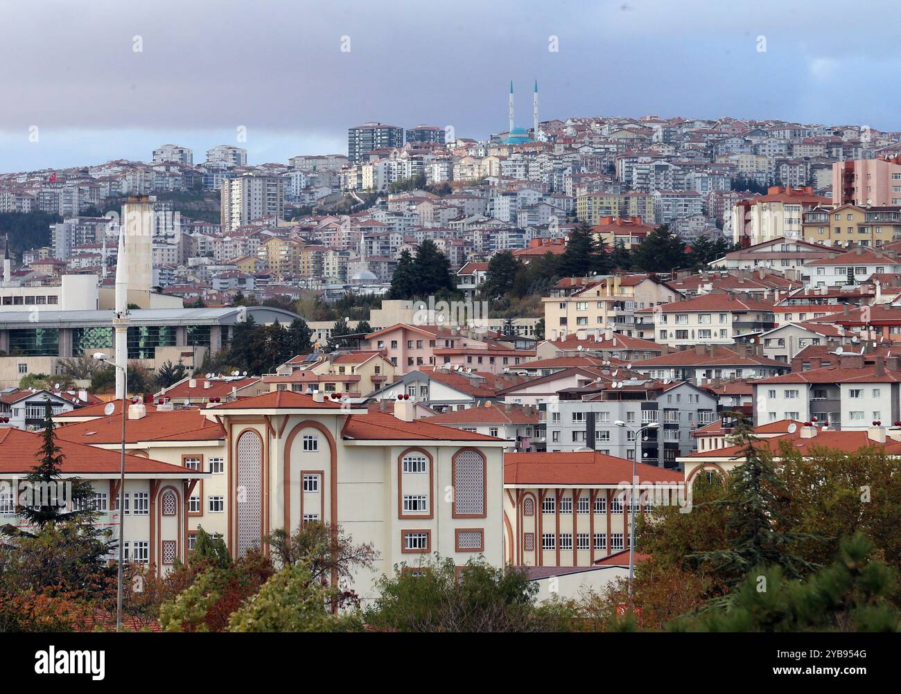 (241017) -- ANKARA, 17 ottobre 2024 (Xinhua) -- foto scattata il 17 ottobre 2024 mostra edifici residenziali ad Ankara, T¨¹rkiye. Le vendite di case a T¨¹rkiye hanno raggiunto un nuovo picco per l'anno a settembre, con quasi 141.000 unità vendute, secondo i dati ufficiali pubblicati giovedì. L'Istituto turco di statistica ha riportato 140.919 vendite di case, segnando un aumento del 37,3% rispetto allo stesso mese dell'anno scorso. (Mustafa Kaya/handout via Xinhua) Foto Stock