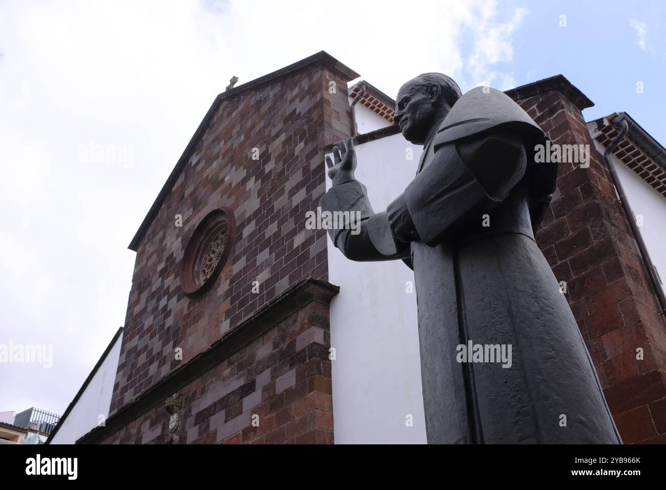 Statua di Papa Giovanni Paolo II di fronte alla sé Catedral de Nossa Senhora da Assunção a Funchal, Madeira Foto Stock