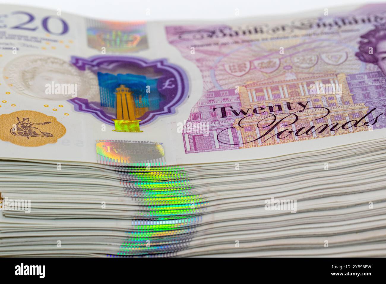 Un'immagine ravvicinata di una pila di banconote da venti sterline della Banca d'Inghilterra, con una striscia olografica di sicurezza e dettagli delle currency des Foto Stock